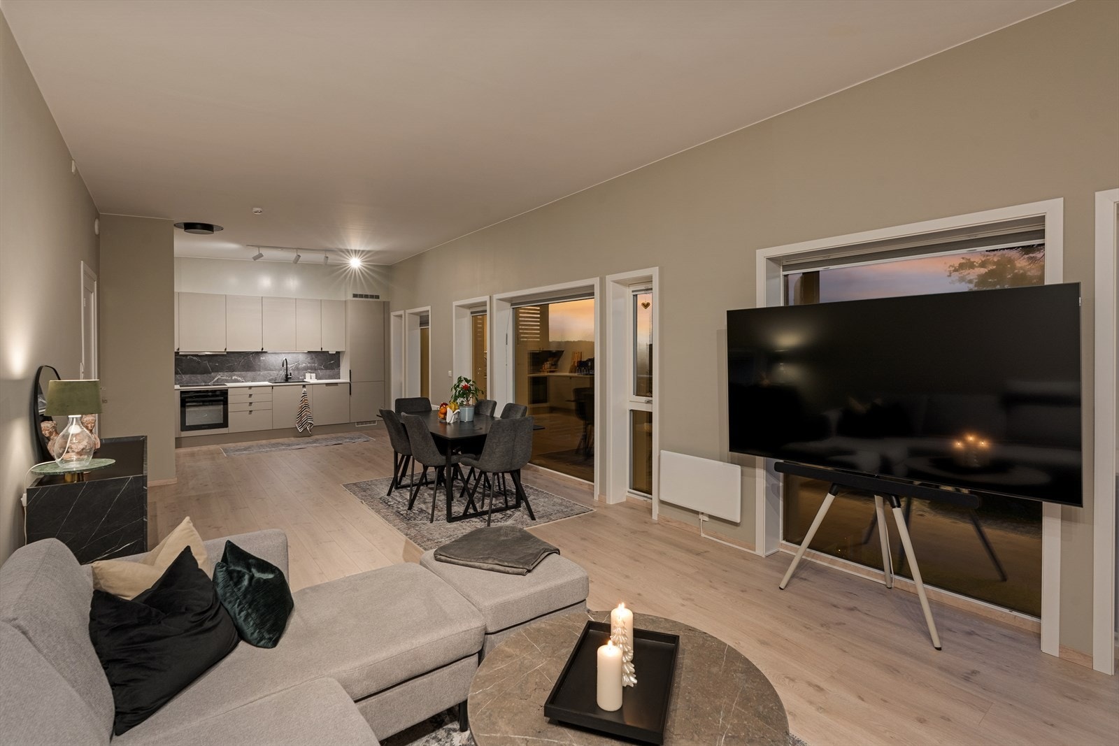 Den åpne løsningen mellom stue og kjøkken gir et helhetlig utrykk. Galleribilde