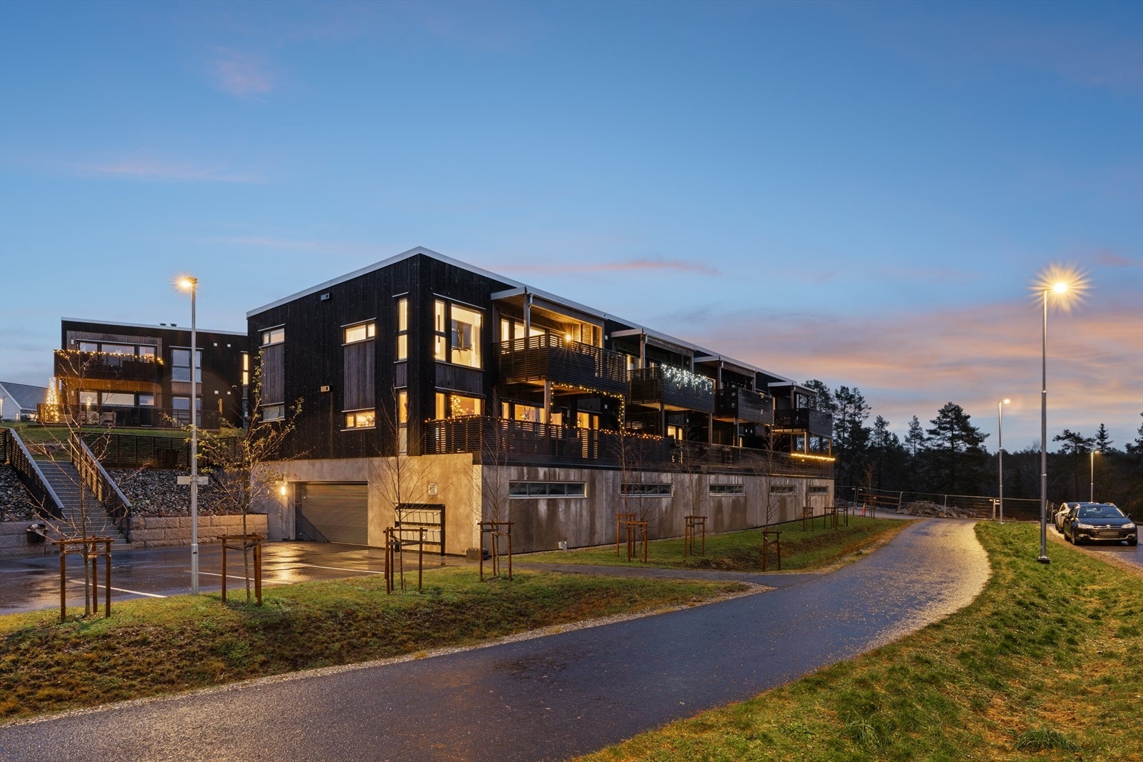 Det finnes dagligvarebutikker i nærheten, og for større shoppingmuligheter er det enkel tilgang til kjøpesentre i Drøbak og Vinterbro. Galleribilde