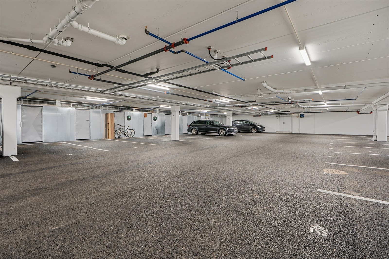 Underetasjen er inndelt i parkeringsplasser og boder. Det betales kr 400 pr mnd. i felleskostnader for garasjeplassen. Galleribilde
