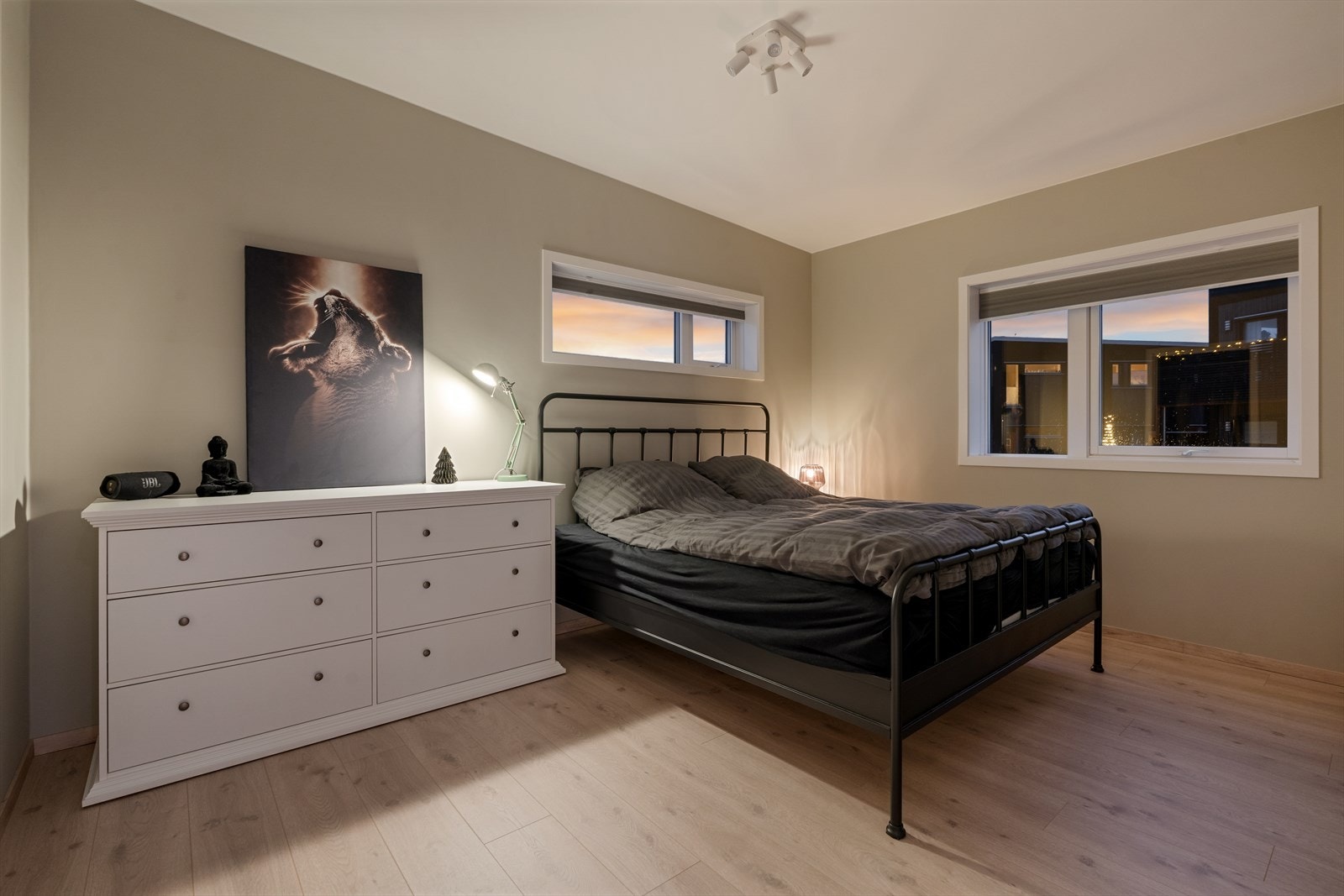 Leiligheten har tilsammen tre romslige soverom. Galleribilde