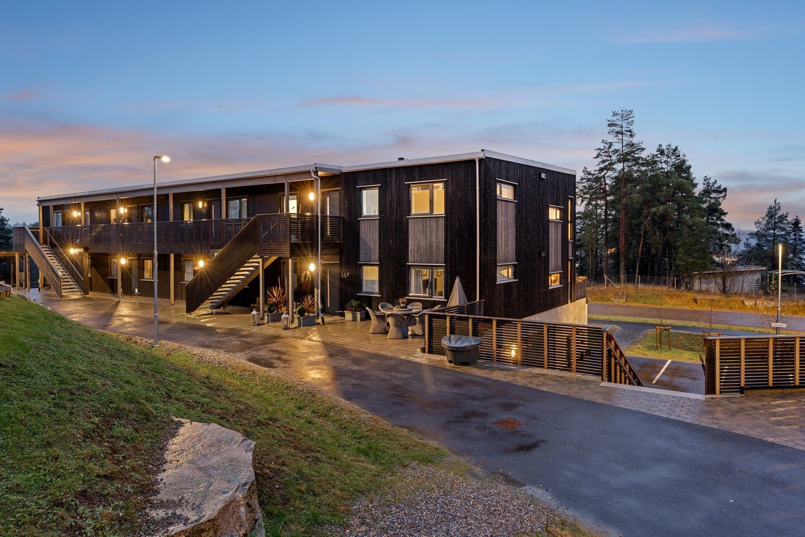 Asfalterte internveier og fine fellesområder, samt kort vei til fine turområder. Galleribilde