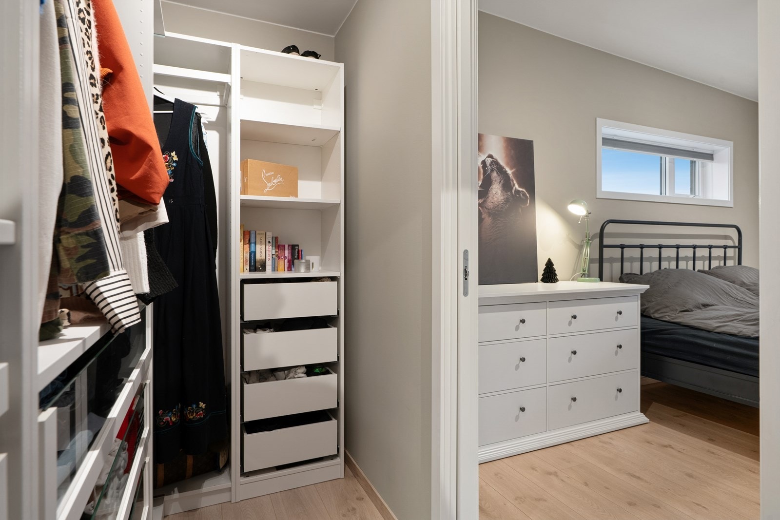 Garderoberommet gjør det oversiktlig og enkelt å holde orden i garderoben. Galleribilde