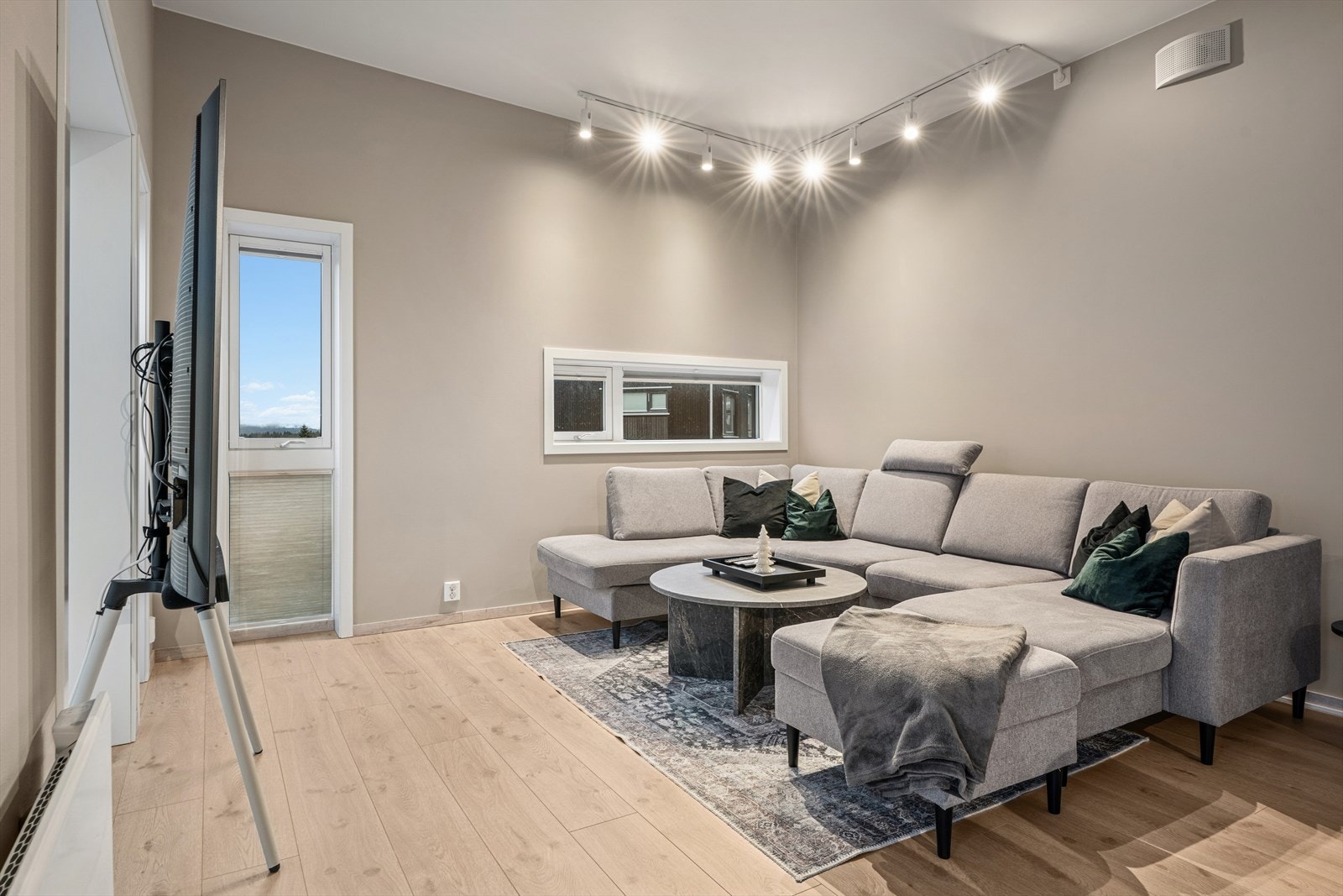 God plass til stor sofagruppe i stuen. Galleribilde