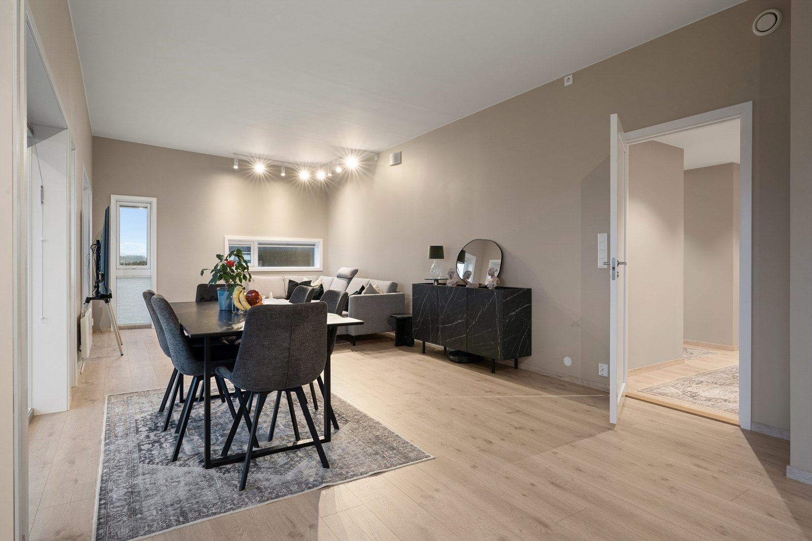 Her er lys og moderne parkett på gulvet og slette malte vegger. Galleribilde