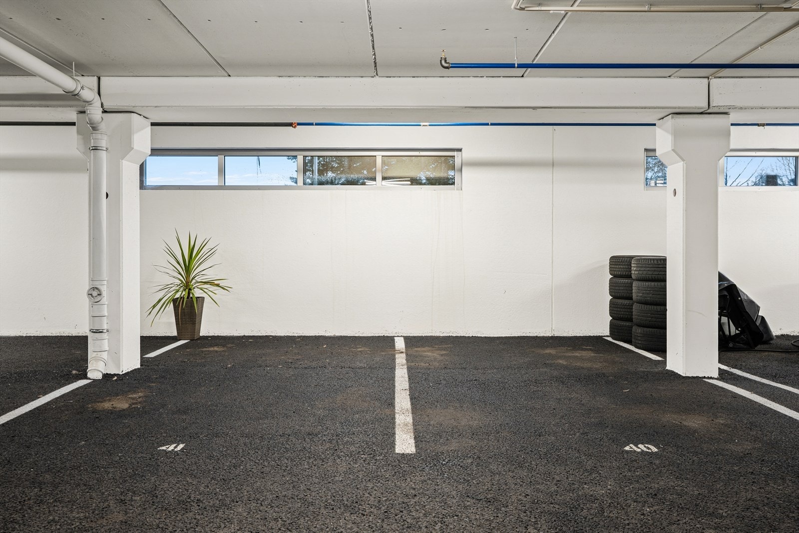 Garasjeplass i kjelleren. Galleribilde