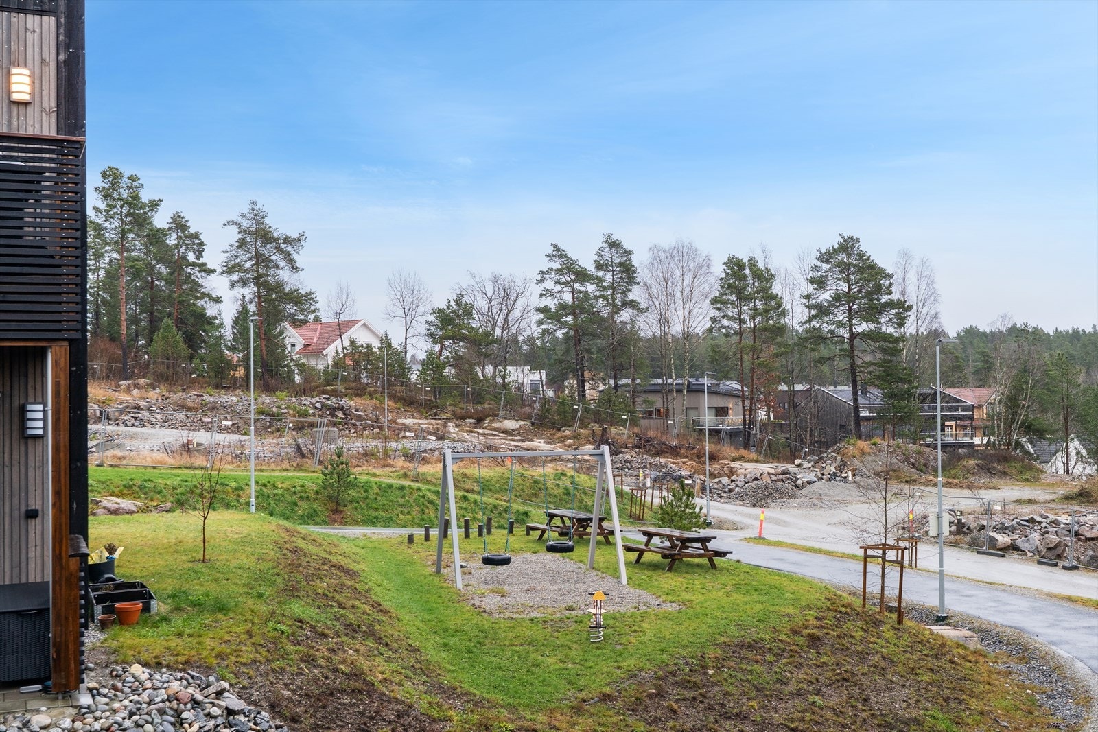 Sameiet har fine fellesområder med plenarealer, beplantning og lekeplass. Galleribilde