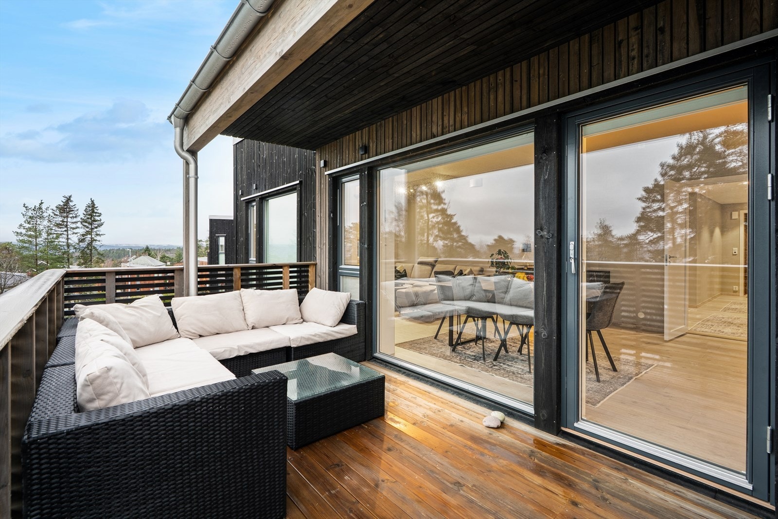 Herlig uteplass ut fra stuen med god plass til utemøbler. Galleribilde