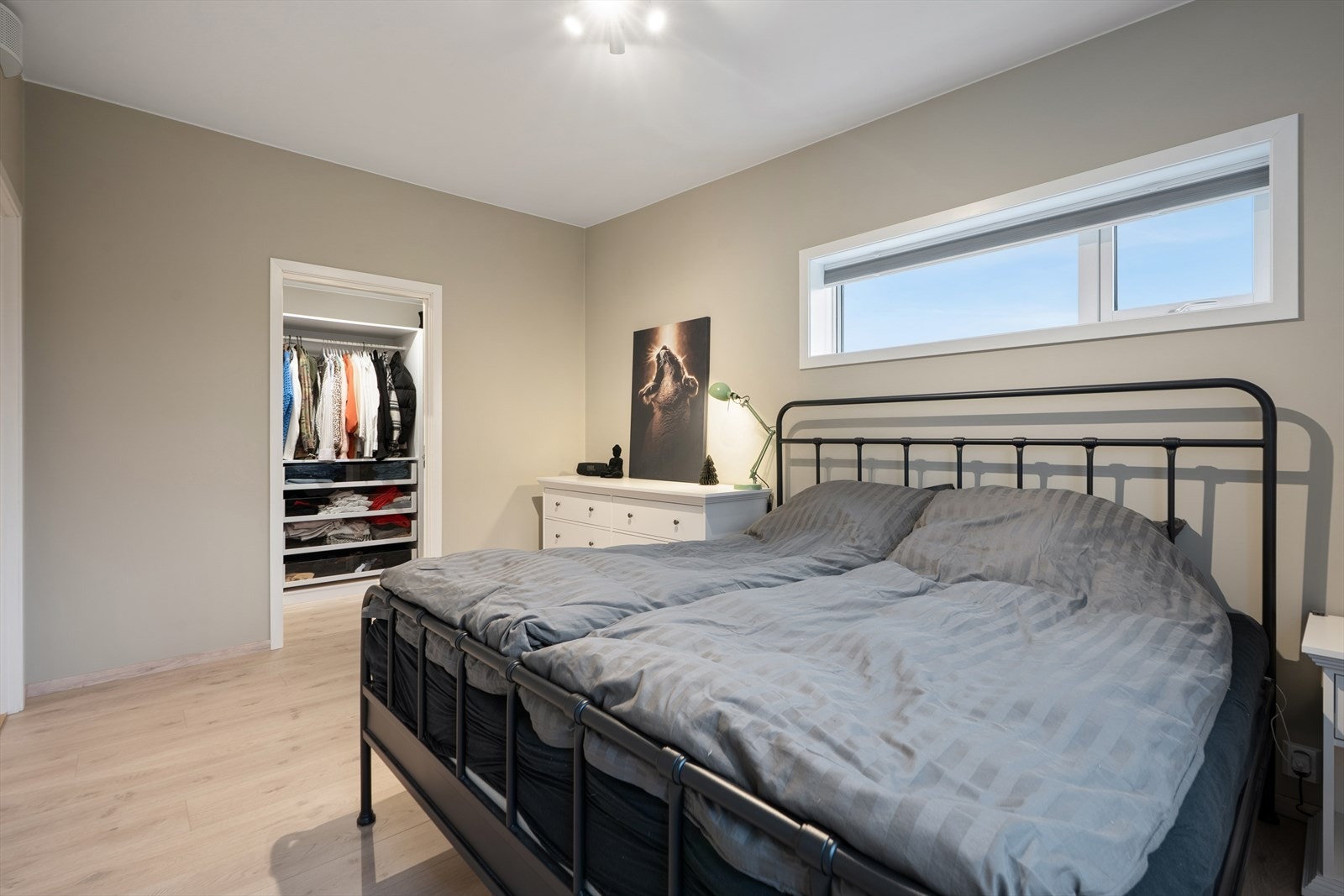 Soverom med adkomst til garderoberom. Galleribilde