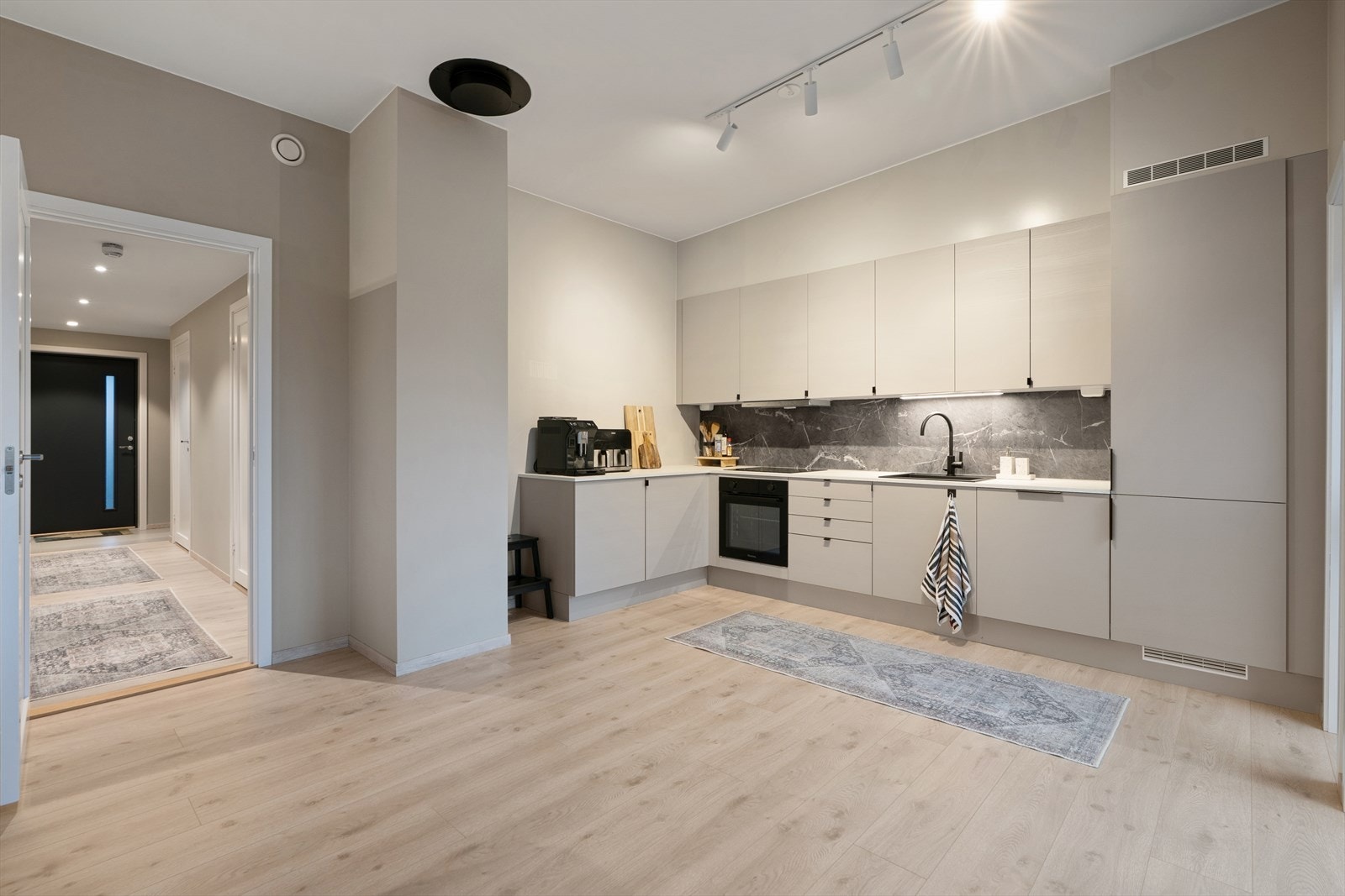 Det er god skap- og benkeplass og integrerte hvitevarer. Galleribilde