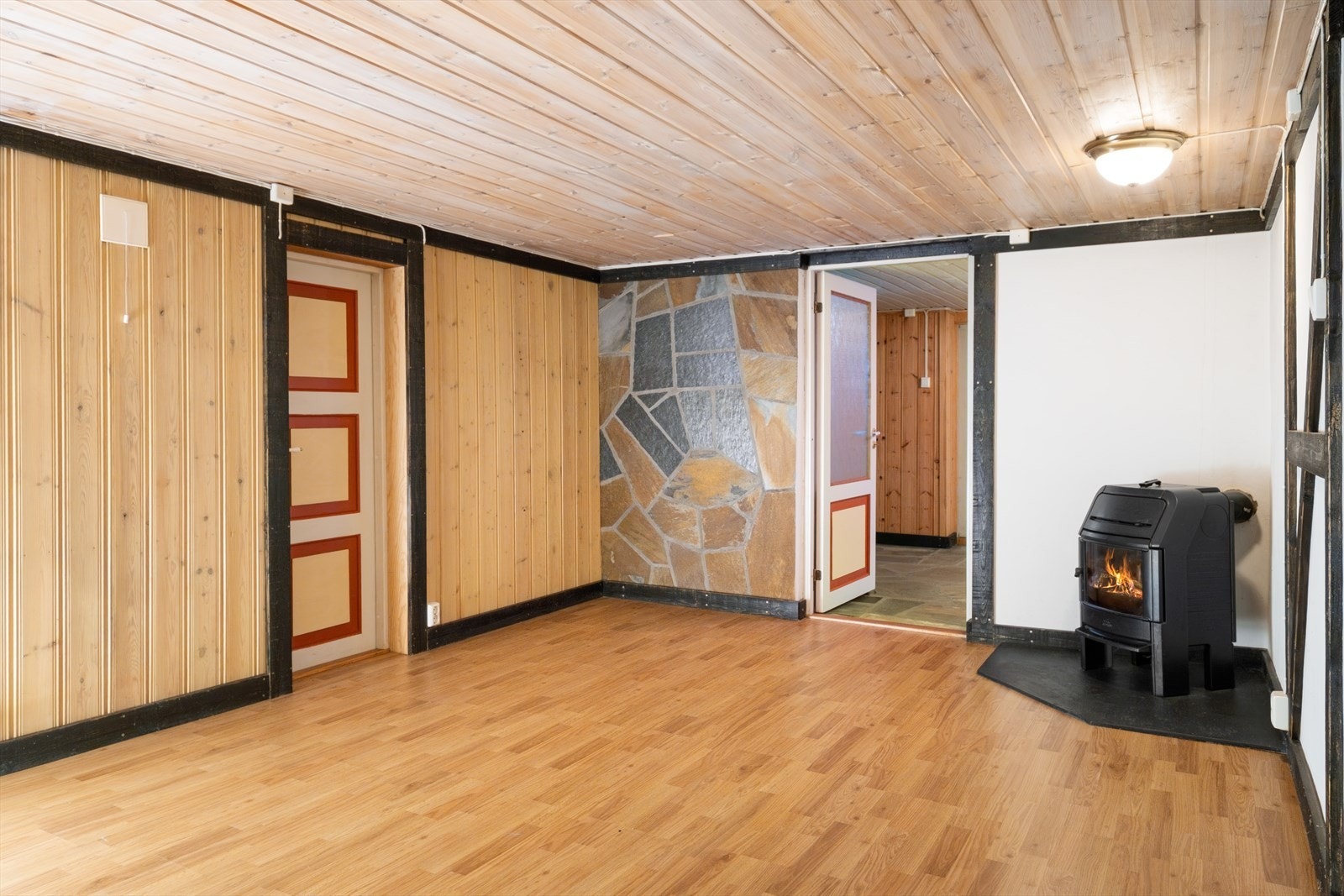 Ovn er ikke fungerende, flammer er kun en illustrasjon. Galleribilde