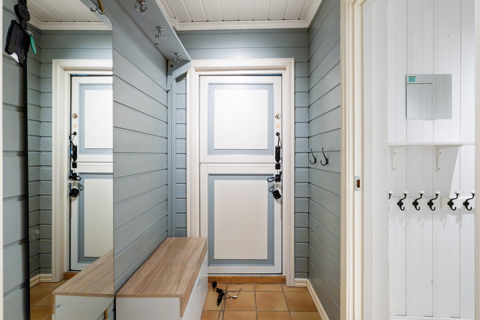 Plass til ytterklær og sko i entréen. Den kan også fint utvides med en stor walk in garderobe. Galleribilde