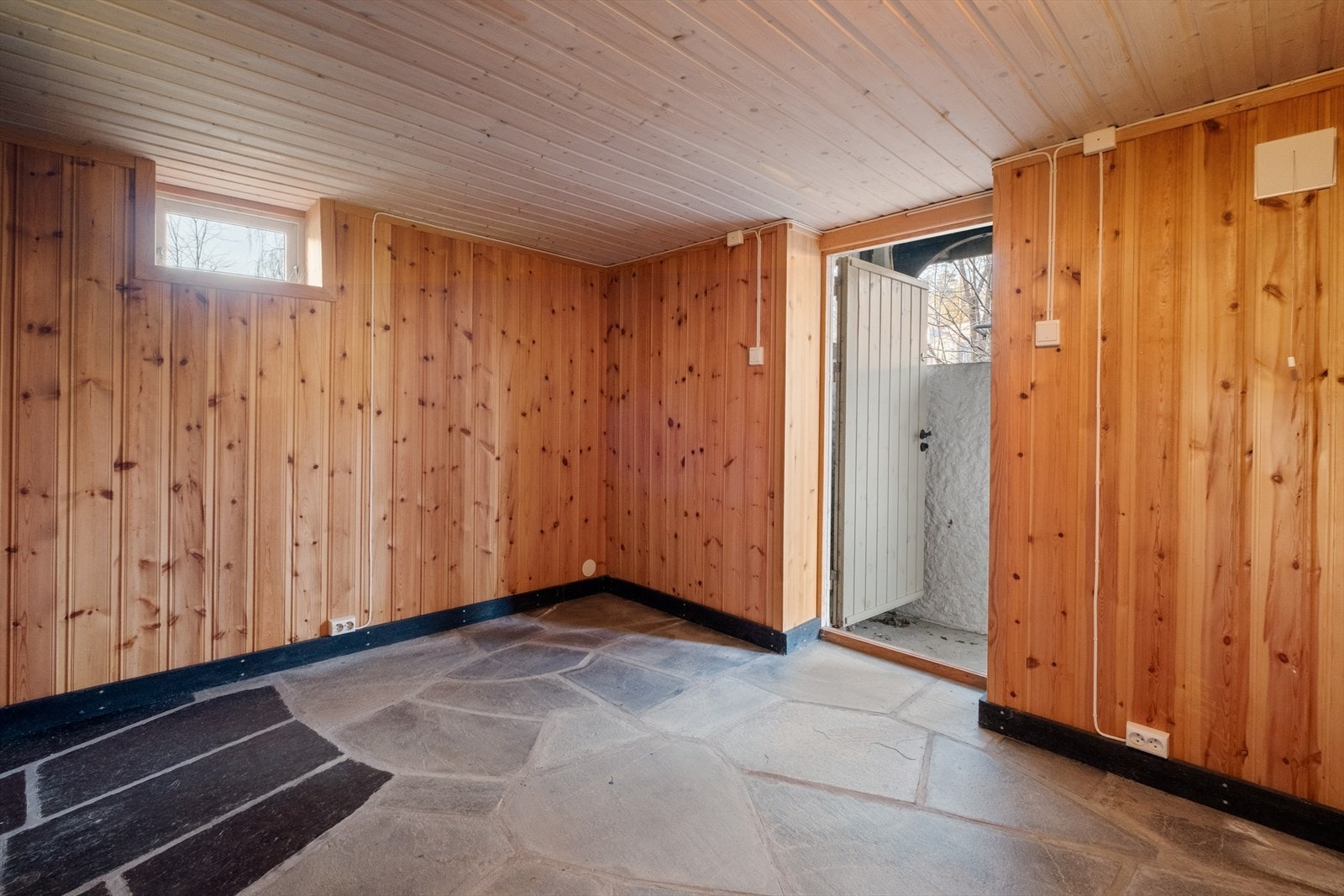 Egen ytterdør og entre til kjeller. Galleribilde