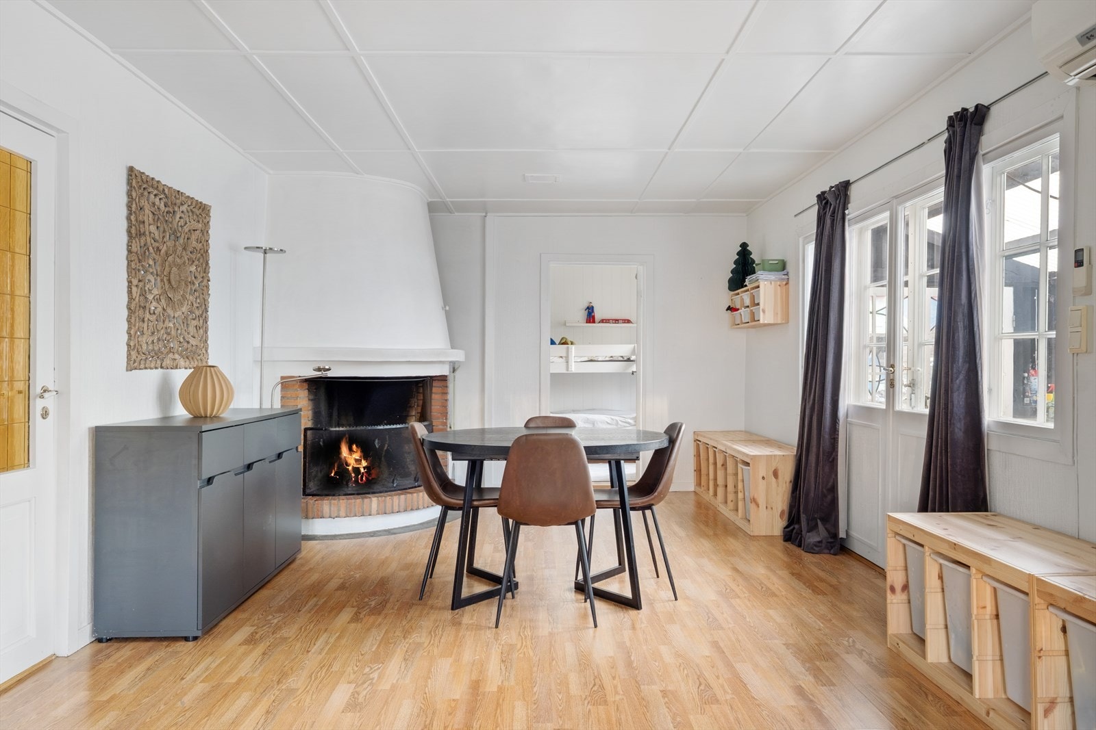 Sentralt plassert spisestue med hyggelig utsyn og adkomst til vinterhage. Galleribilde