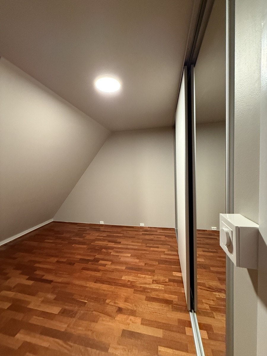 Soverom med store skap og lys med dimming. Galleribilde