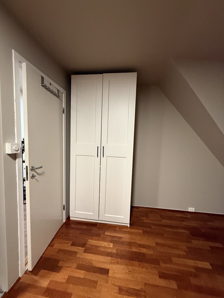 Soverom. Dør ut til gang. Galleribilde