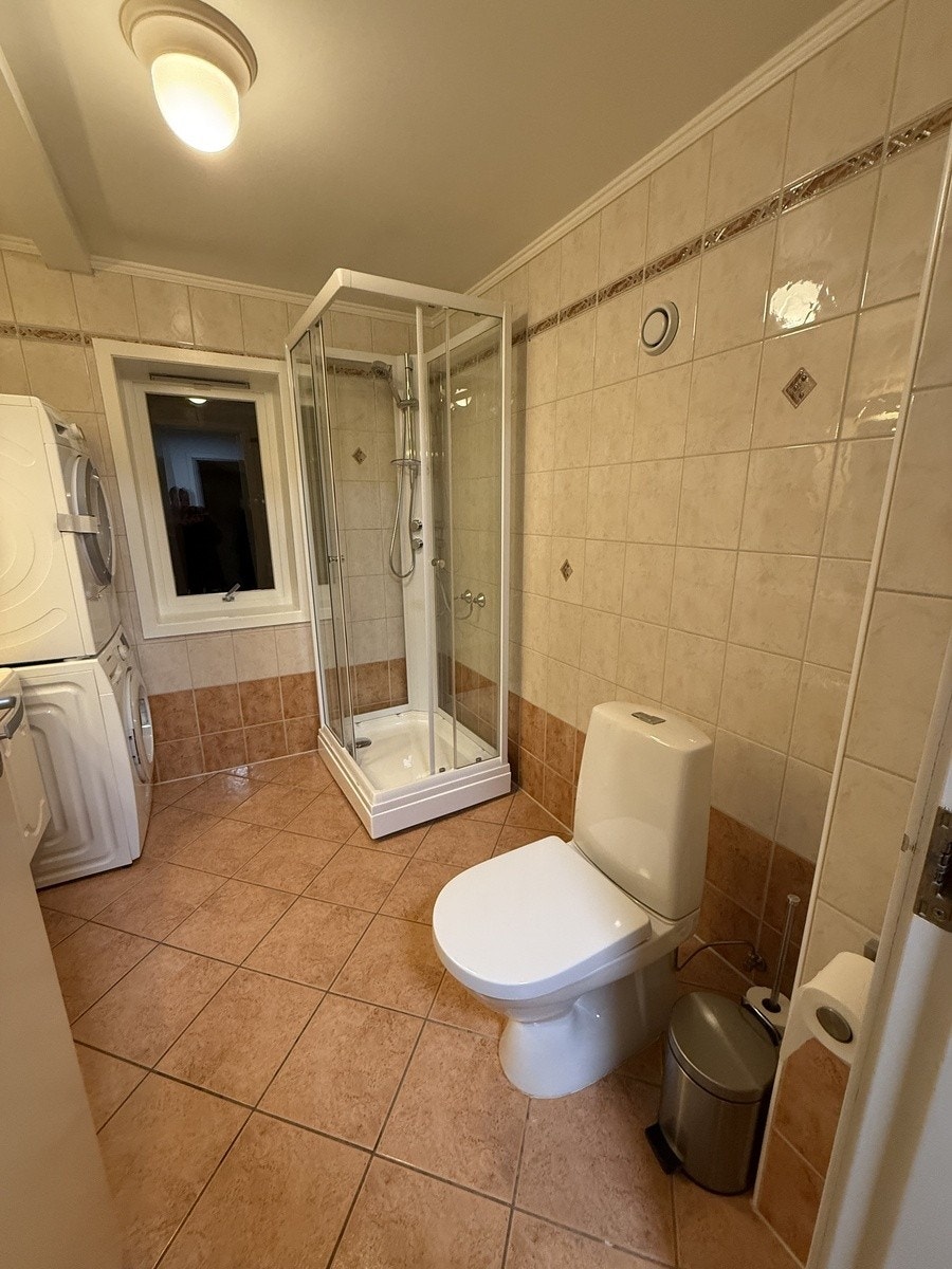 Bad med nytt dusjkabinett. Vaskemaskin og tørketrommel. Galleribilde