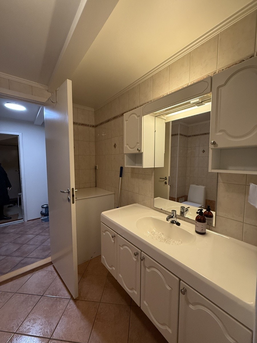 Mye oppbevaringsplass på badet. Galleribilde