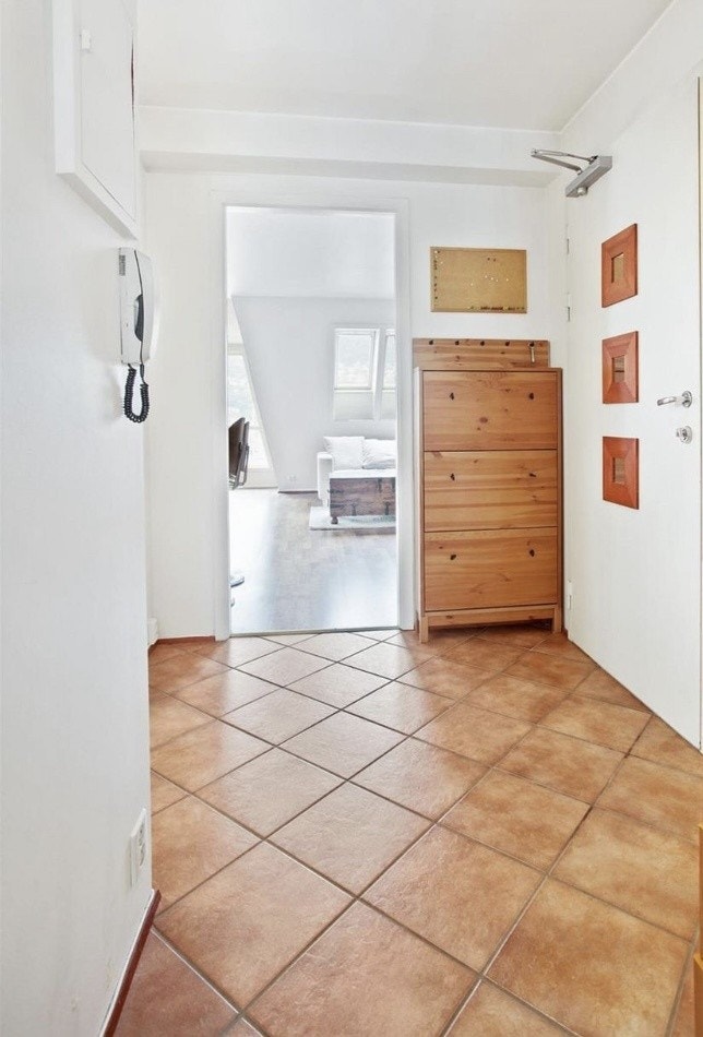 Gang med inngang til stue/kjøkken. Bad til vestre og soverom bak fotografen Galleribilde