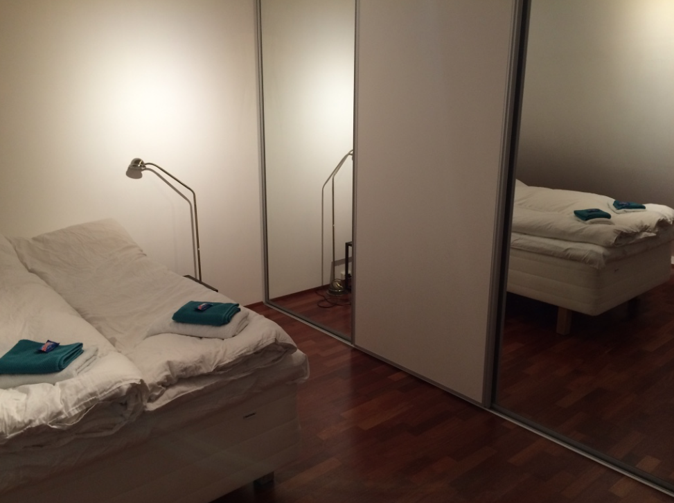 Store skap med speil på soverommet. Galleribilde