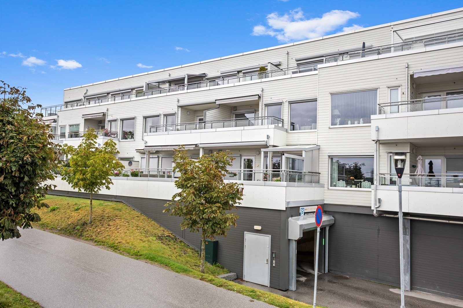 Automatisk port holder anlegget avlåst og åpning av garasjeport skjer automatisk v/sensorsystem ved parkeringshusets åpningstid. Galleribilde