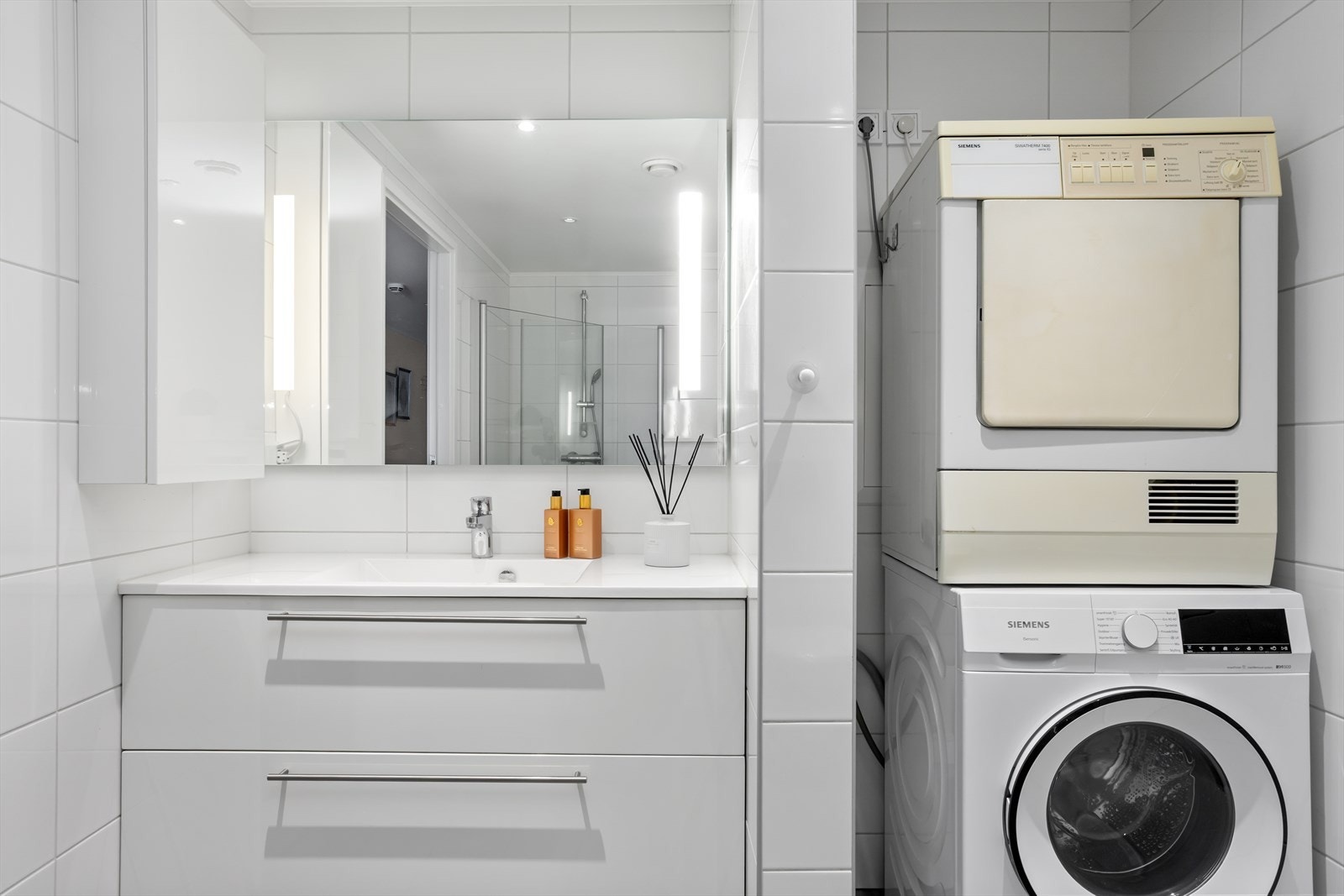 På hovedbaderommet er detogså opplegg for vaskemaskin og tørketrommel, da som "tårnløsning" med fliselagt skjermvegg som danner en fin nisje i rommet. Galleribilde