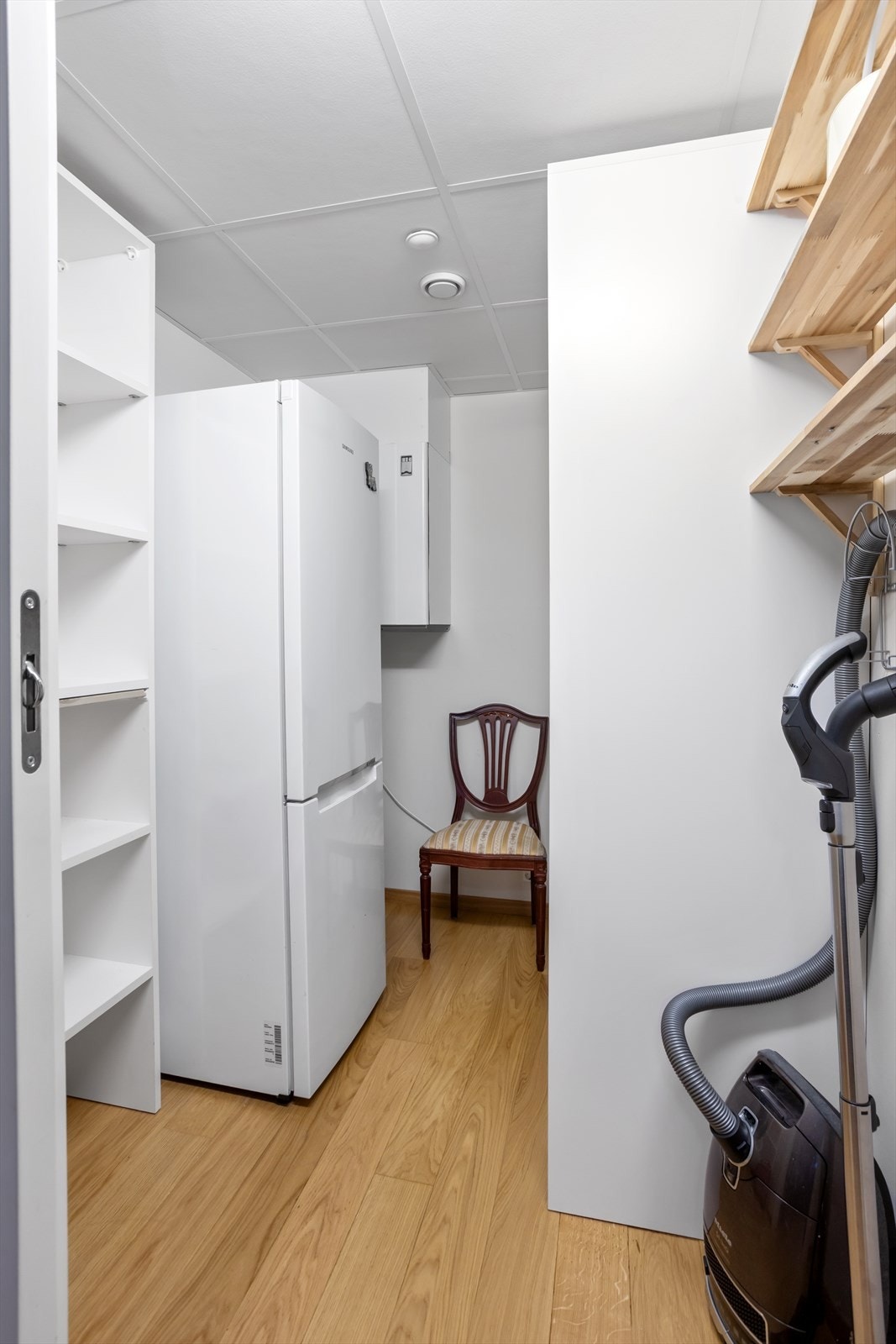 Omkledningsrommet kan alternativt benyttes som bod da det er avsatt veggplass for garderobeskap eller lignende på soverommet. All fastmontert innredning medfølger. Galleribilde