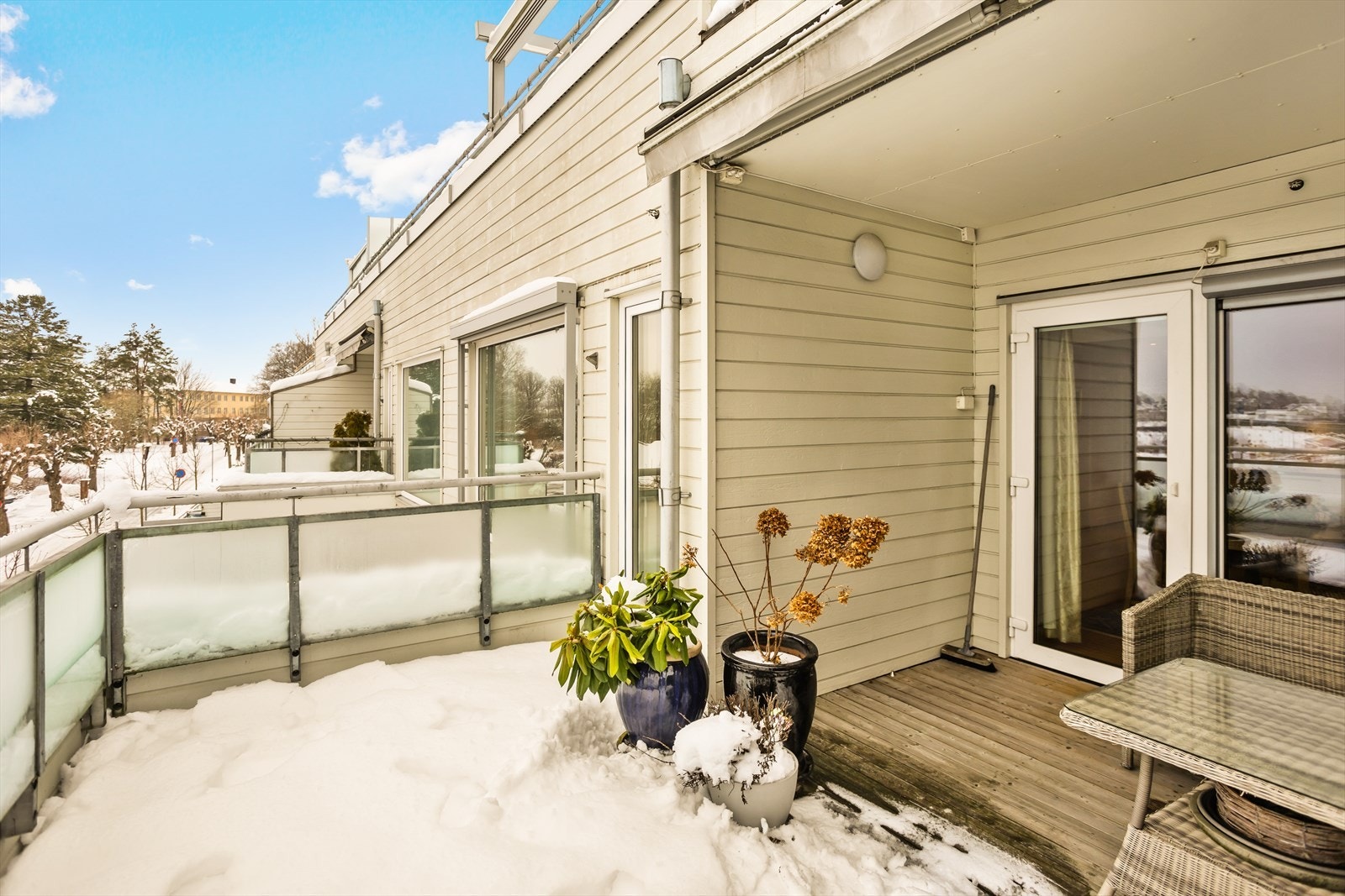 Innerste del av terrassen har overbygg, mens elektrisk terrassemarkise sørger for overdekning av store deler av uterommet. Galleribilde