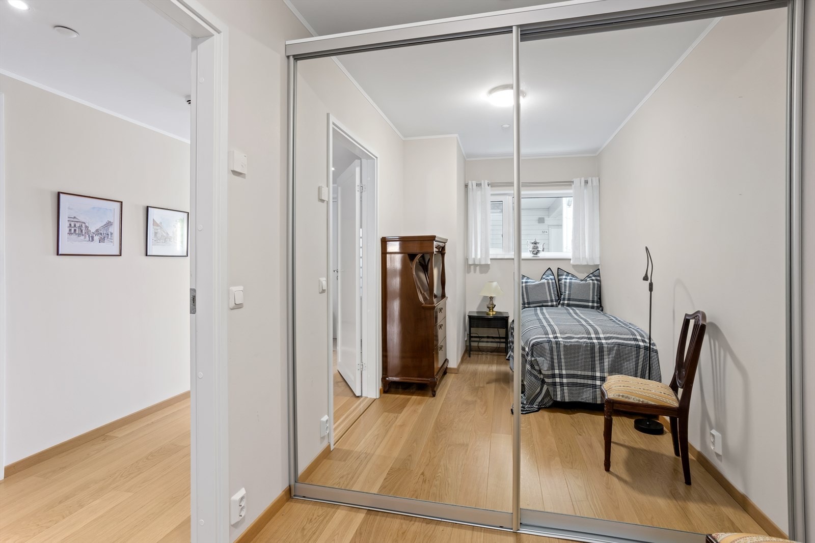 Soverom 2 har stor og god skyvedørsgarderobe med speildører - i tillegg er det komplett innredning inne i skapet. Galleribilde