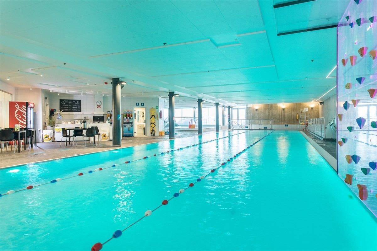 I tillegg har senteret kanskje Vestfold sitt flotteste treningssenter (Level) med blant annet badeanlegg m/innendørs svømmebasseng i kombinasjon med et stort trenings-/velværesenter. Level har egne program og priser for pensjonister. Galleribilde