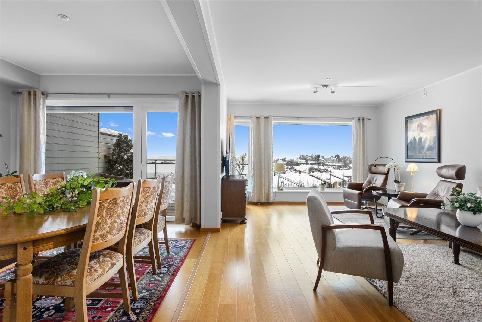 Med en løsning med alt på ett plan, ca. 90 m² innvendig areal (BRA-i) og solfylt terrasse på ca. 16 m² mot vest, skjønner man raskt at dette er en sjelden anledning. Galleribilde