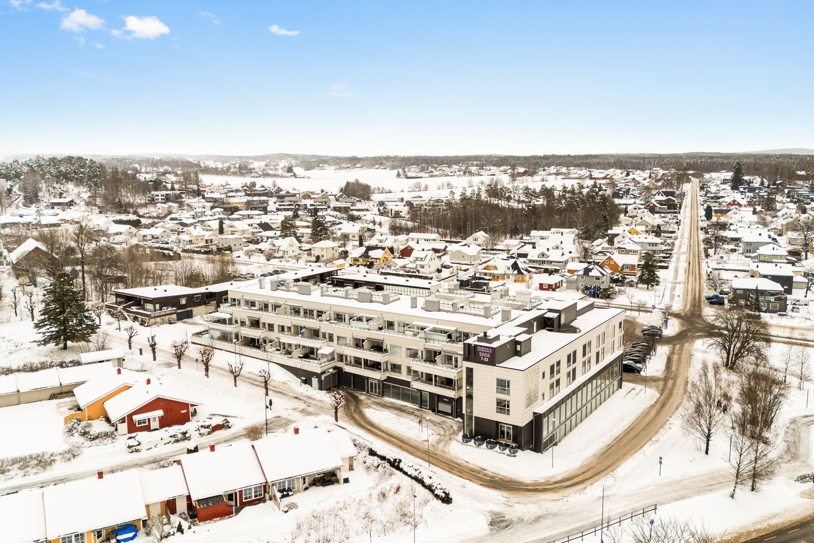 Bygget er oppført slik at du kan bevege deg direkte inn i dagens handelssenter som i dag rommer bl.a. Rema1000-dagligvareforretning med post-i-butikk, legesenter, apotek, frisørsalong, cafè, bank, helsekostforretning, eget "mini-/surdeigsbakeri" med mer. Galleribilde