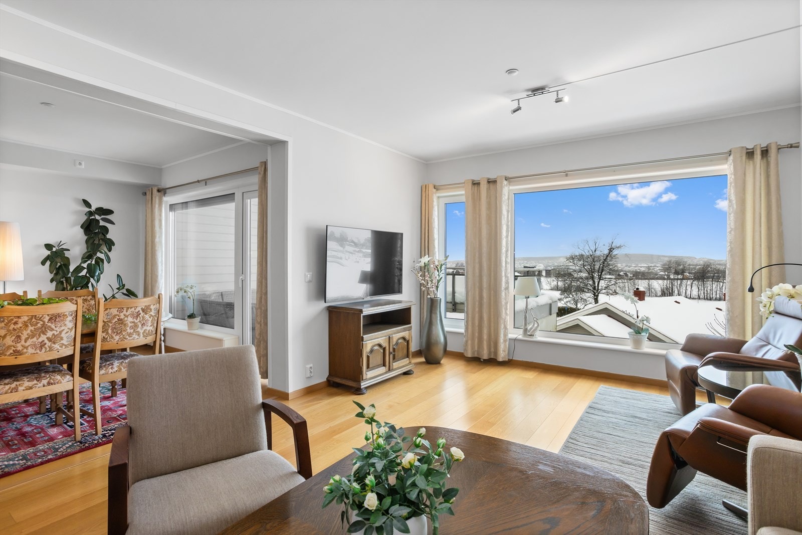 Alle innervegger i leiligheten har malte overflater med malte gipsvegger i samtlige rom - dette gir en flott helhet! Overliggende tapet gir bedre finish og mer slitestyrke til veggene. Samtlige himlinger i leiligheten har hvitmalt gips. Galleribilde