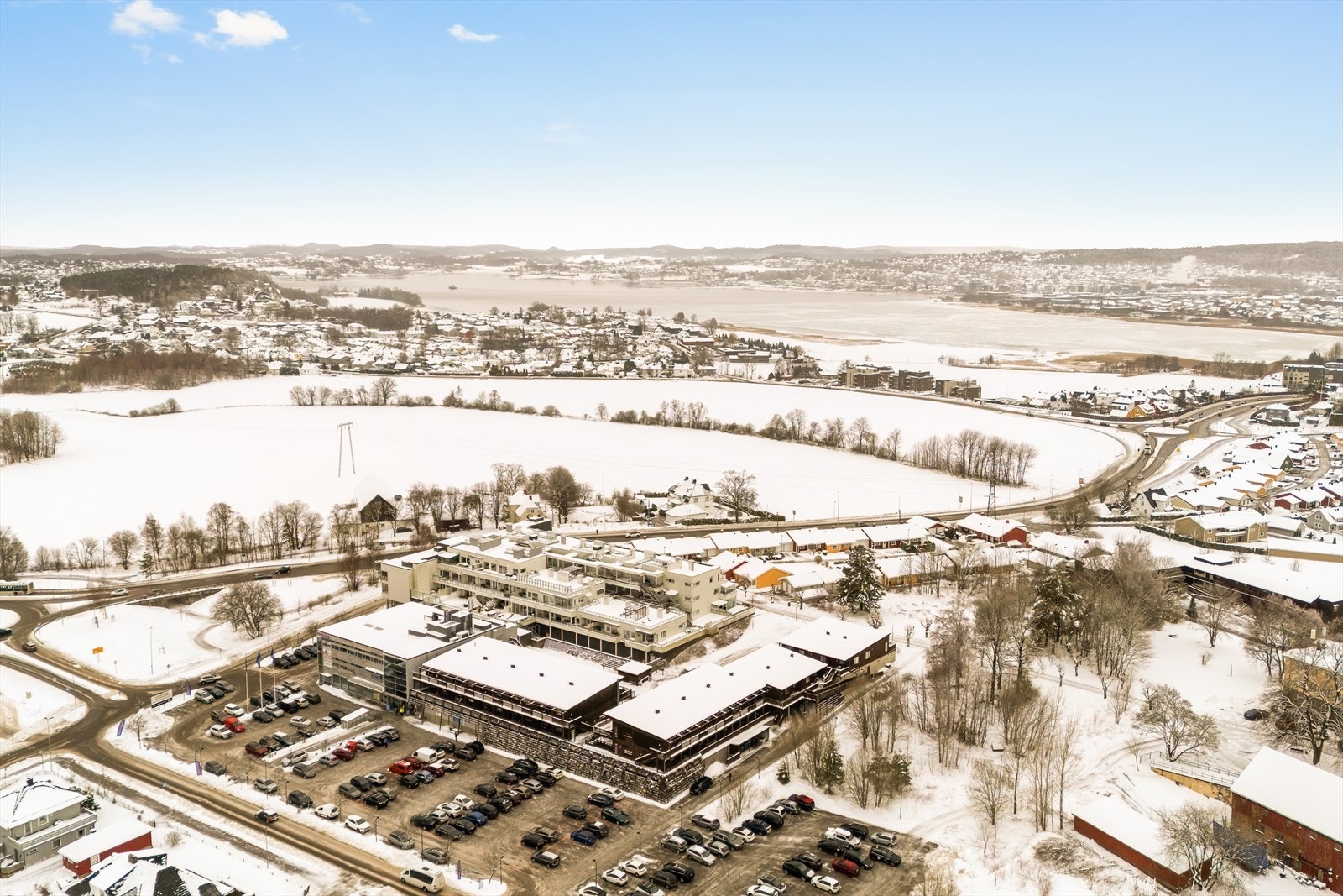 Det er gang-/sykkelsti på hele denne strekningen, så for mange ligger Norges eldste by innen gangavstand. Det er gode bussforbindelser med hyppige avganger til/fra Tønsberg sentrum med bussholdeplass vis a vis eiendommen. Galleribilde