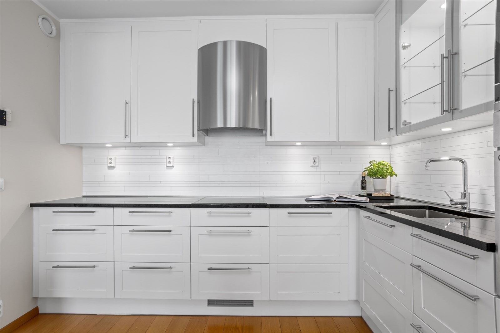 Legg merke til den flotte og moderne detaljen med underlimt oppvaskkum i kvadratisk utførelse som gir et moderne uttrykk. Det er lagt moderne og praktiske kjøkkenplater mellom over-/underskap som forenkler rengjøring/vedlikehold. Galleribilde