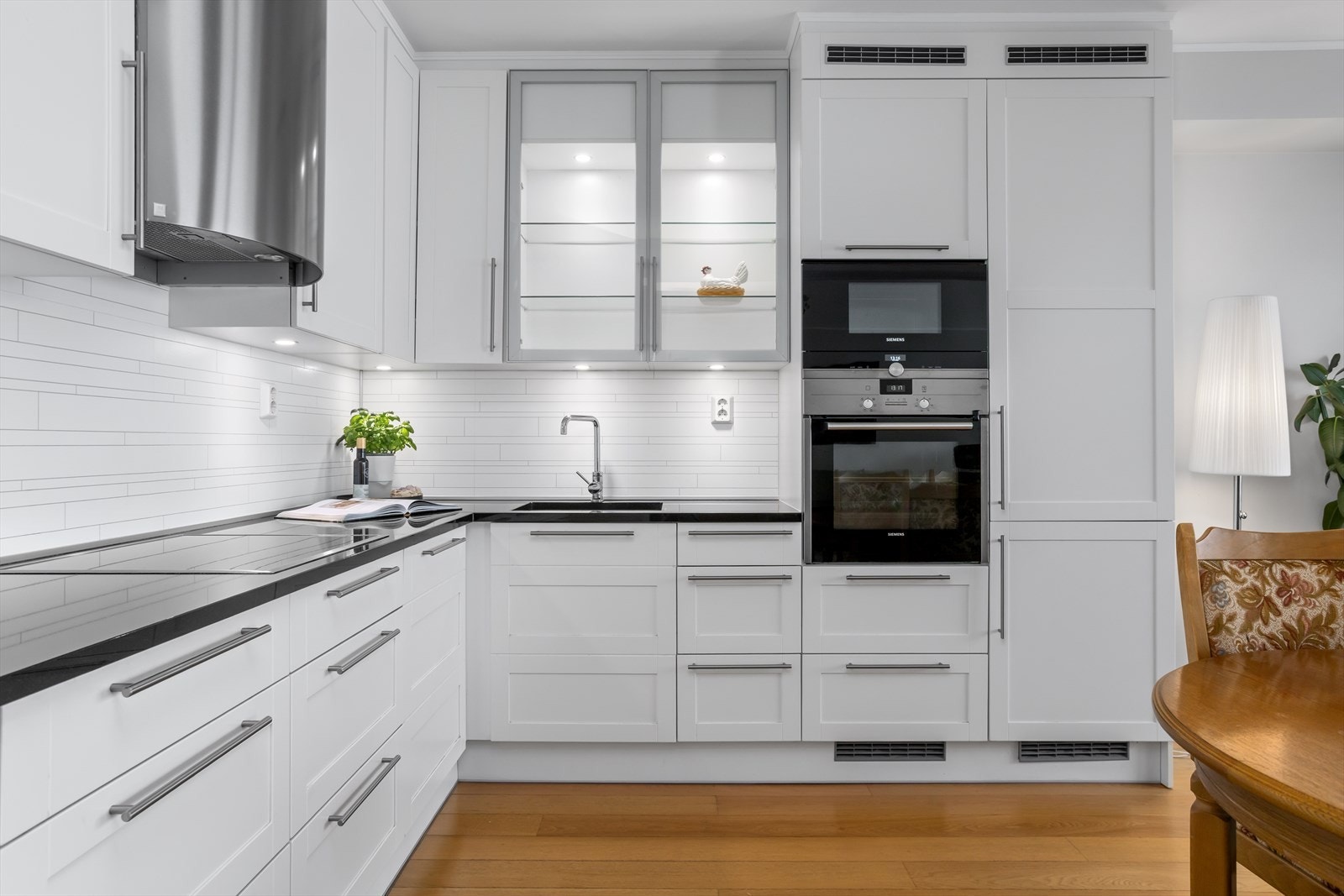 Leiligheten er innredet med et moderne, men likevel klassisk og stilrent kjøkken med blant annet hvitevarer fra Siemens av god kvalitet. De store kjøkkenvinduet er påkostet med elektriske screens, noe som gir suveren skjerming på solfylte dager. Galleribilde
