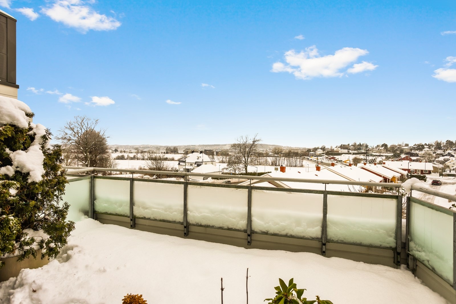 Leiligheten har en flott terrasse ca. 16 m² hvor man kan nyte flott utsikt og soldager til sent på kvelden i sommerhalvåret! Galleribilde