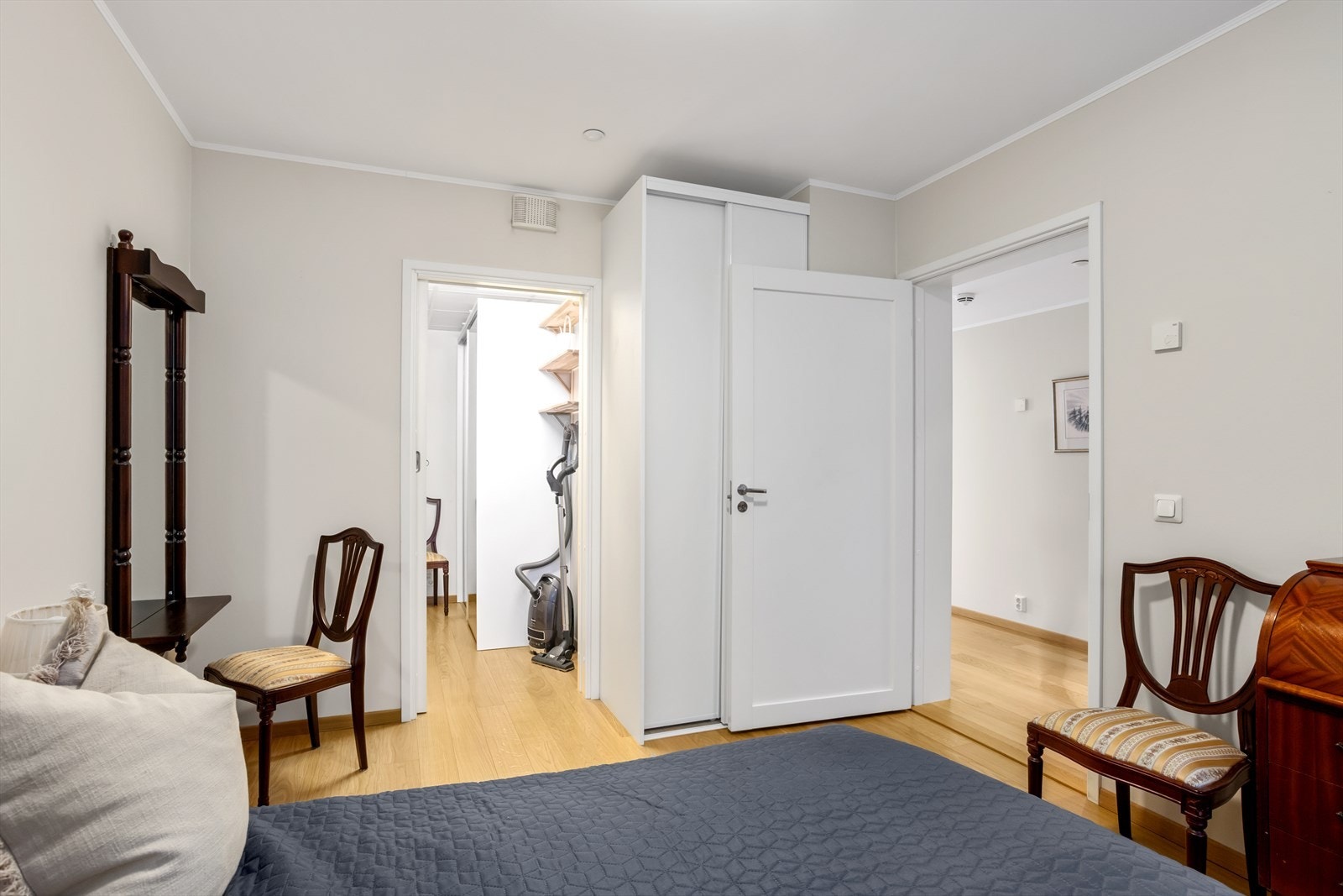 Hovedsoverommet har skyvedørsgarderobe. Rommet har også har eget omklednings-/garderoberom med adkomst via skyvedør! Galleribilde