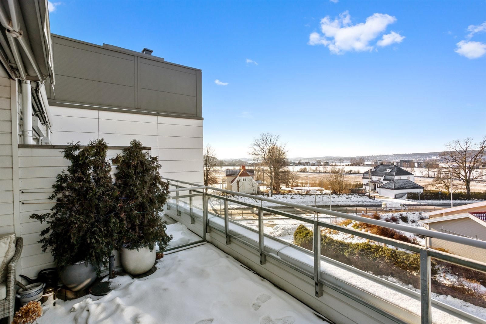 Dette flotte og skjermede uterommet blir med sin utforming, plassering og ikke minst sin fine størrelse nærmest som en "ekstra" stue deler året. Galleribilde