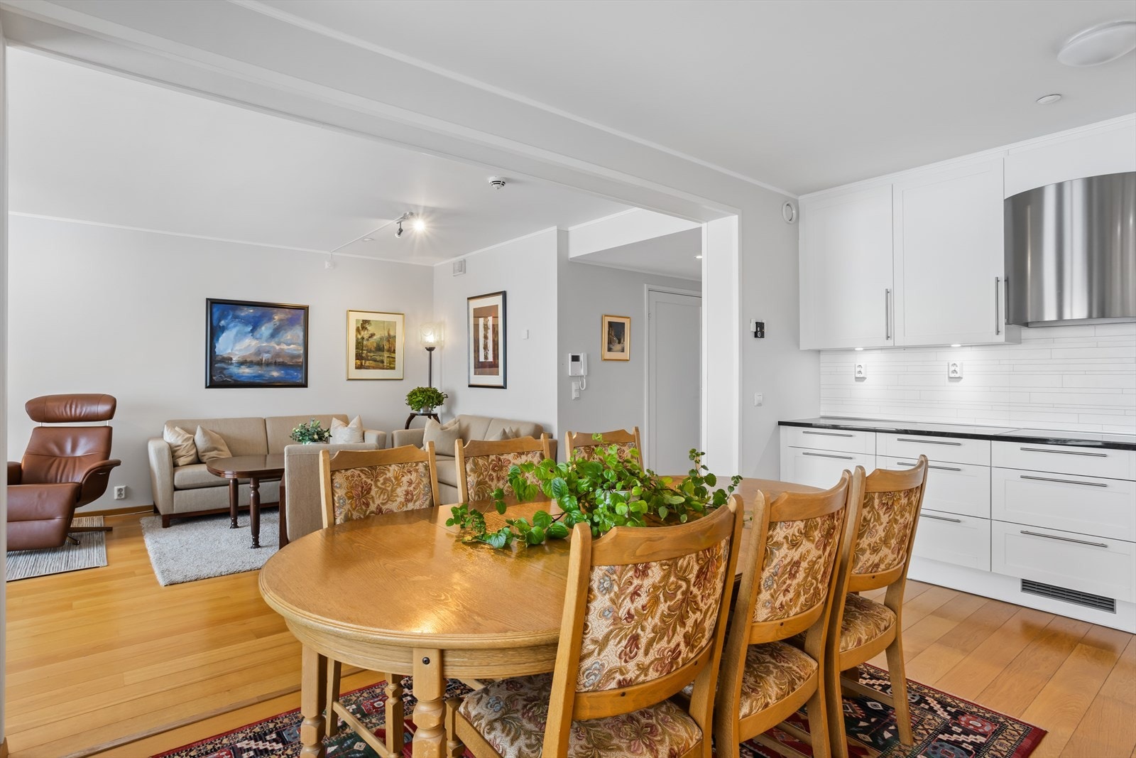 Ved spisestuen er det god plass til å ha spisestuebord, så her kan en samle familie og venner til et hyggelig lag. Galleribilde