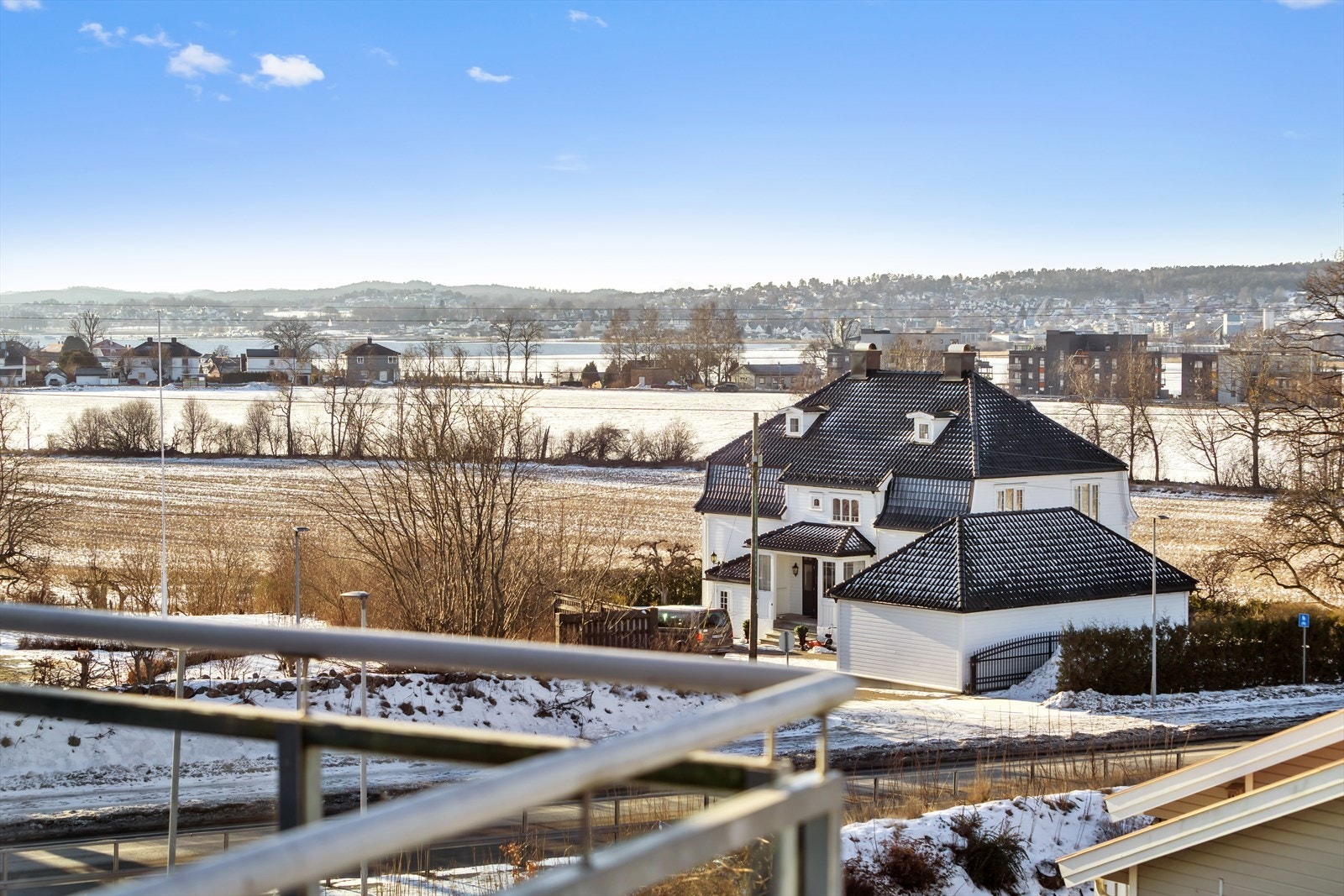 Utsikten er mot Tønsberg by og inkluderer også sjøen ved Presterødkilen/Træla. Galleribilde