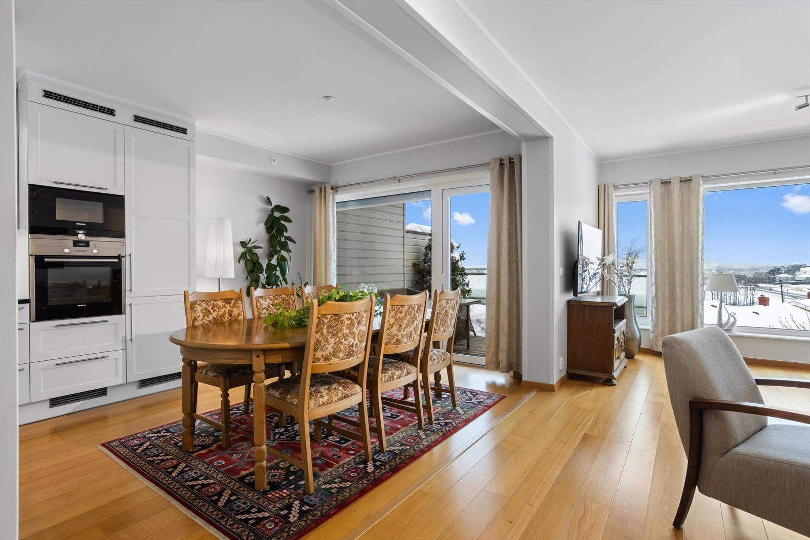 Den vakre utsikten mot vest nyter du uavhengig av hvor du oppholder deg i rommet - de store og dype vinduene sørger nemlig for en fantastisk stemning som endrer seg med lyset fra vest. Galleribilde