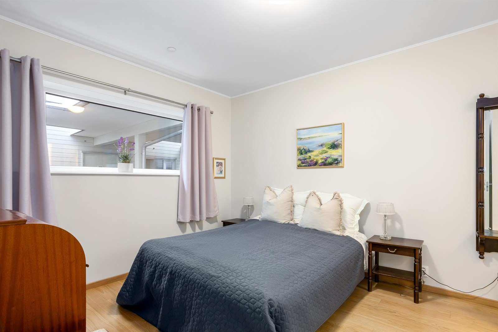 Hovedsoverommet er romslig med god plass til dobbeltseng, soveromsmøbler og garderobeløsninger. Galleribilde