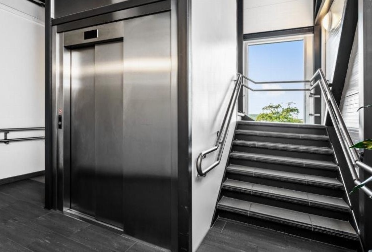 Leilighetene har et felles, innbydende inngangsparti sammen med deler av byggets næringsareal på byggets vestside. Herfra er det innvendig gang hvor det er heis til respektive boligetasjer via dets svalganger/atriumsgater samt til garasje og bodanlegg. Galleribilde