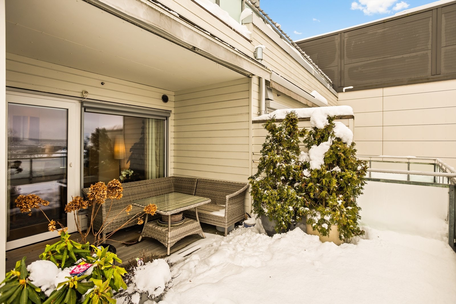 Her bys det på god plass til soner for utemøbler samt område for utekjøkken med grilling. Terrassegulvet er av impregnert tredekke og terrassen er innhegnet av glass-/stålrekkverk. Galleribilde