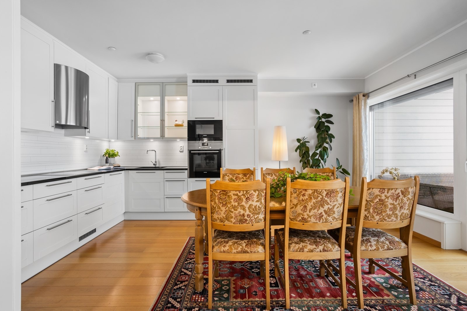 De store vinduene i vest slipper inn dagslyset til både innredning og den naturlige plassen for spisebord/spisestuemøblement. Galleribilde