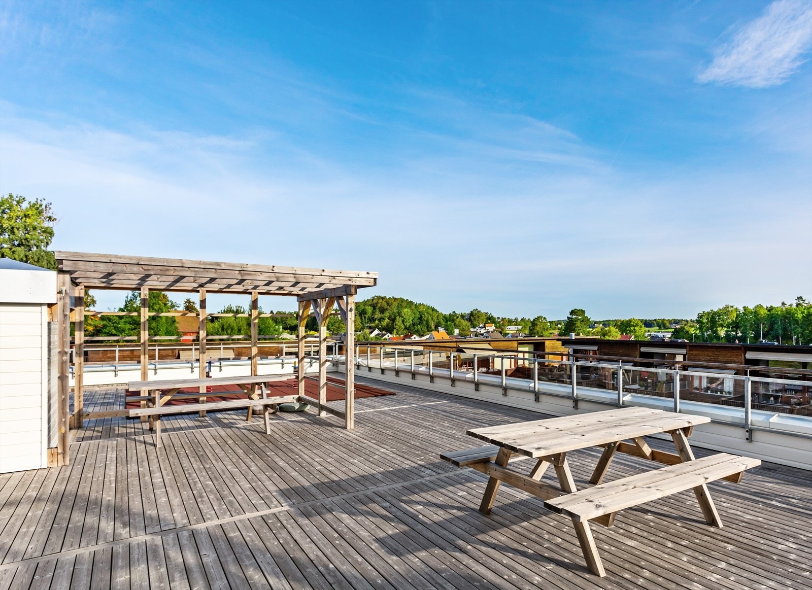 Det er etablert store fellesterrasser i både 3., 4. og 5. etasje som er til felles bruk for alle boligsameierne uavhengig av hvilken etasje man bor i. Disse er svært solfylte med sol fra tidlig morgen til sen kveld. Galleribilde