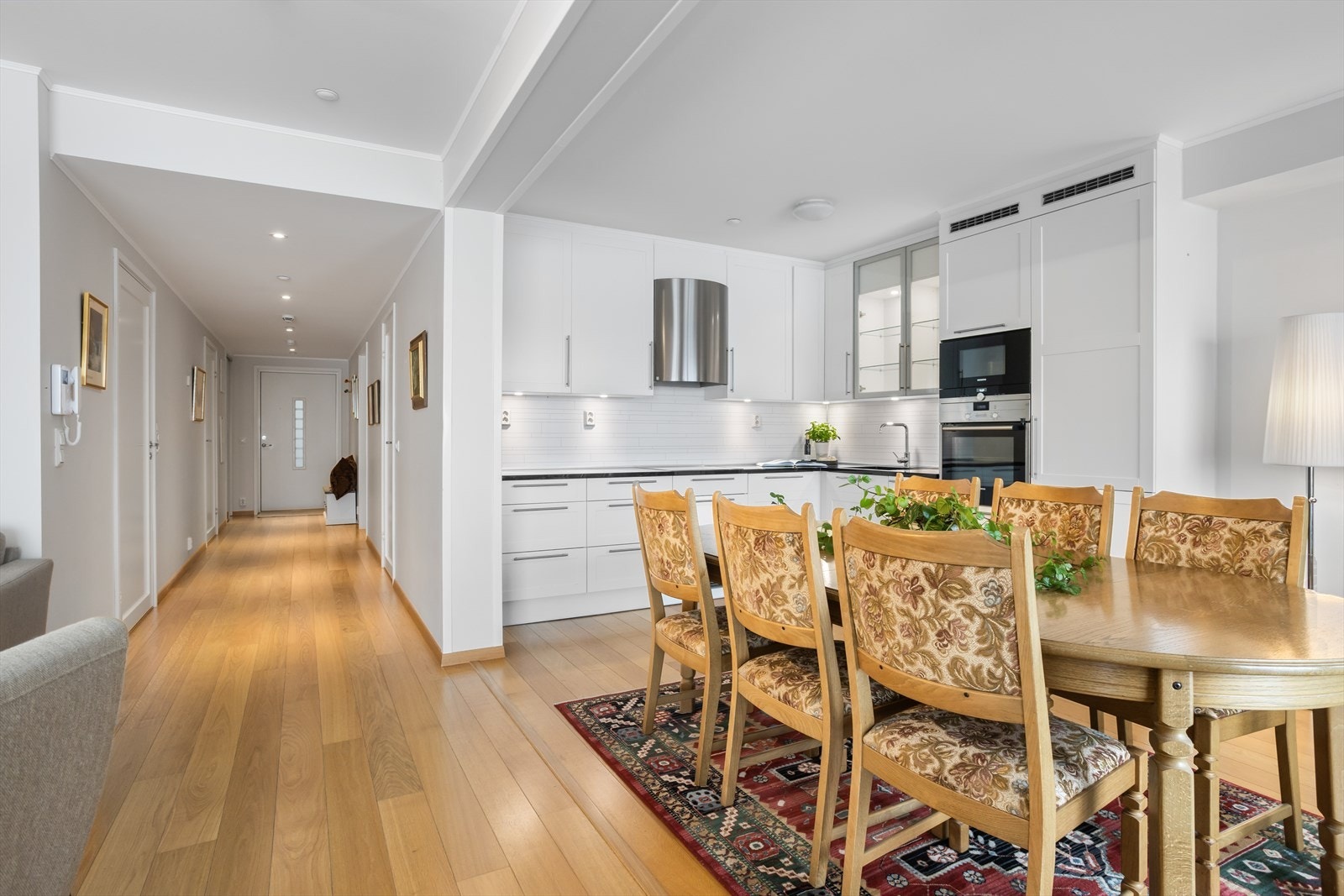 Leiligheten er moderne innredet med stiltilpasset eksteriør og interiør. Den innvendige standarden bærer preg av god materialbruk, god teknisk standard og funksjonalistiske løsninger. Galleribilde