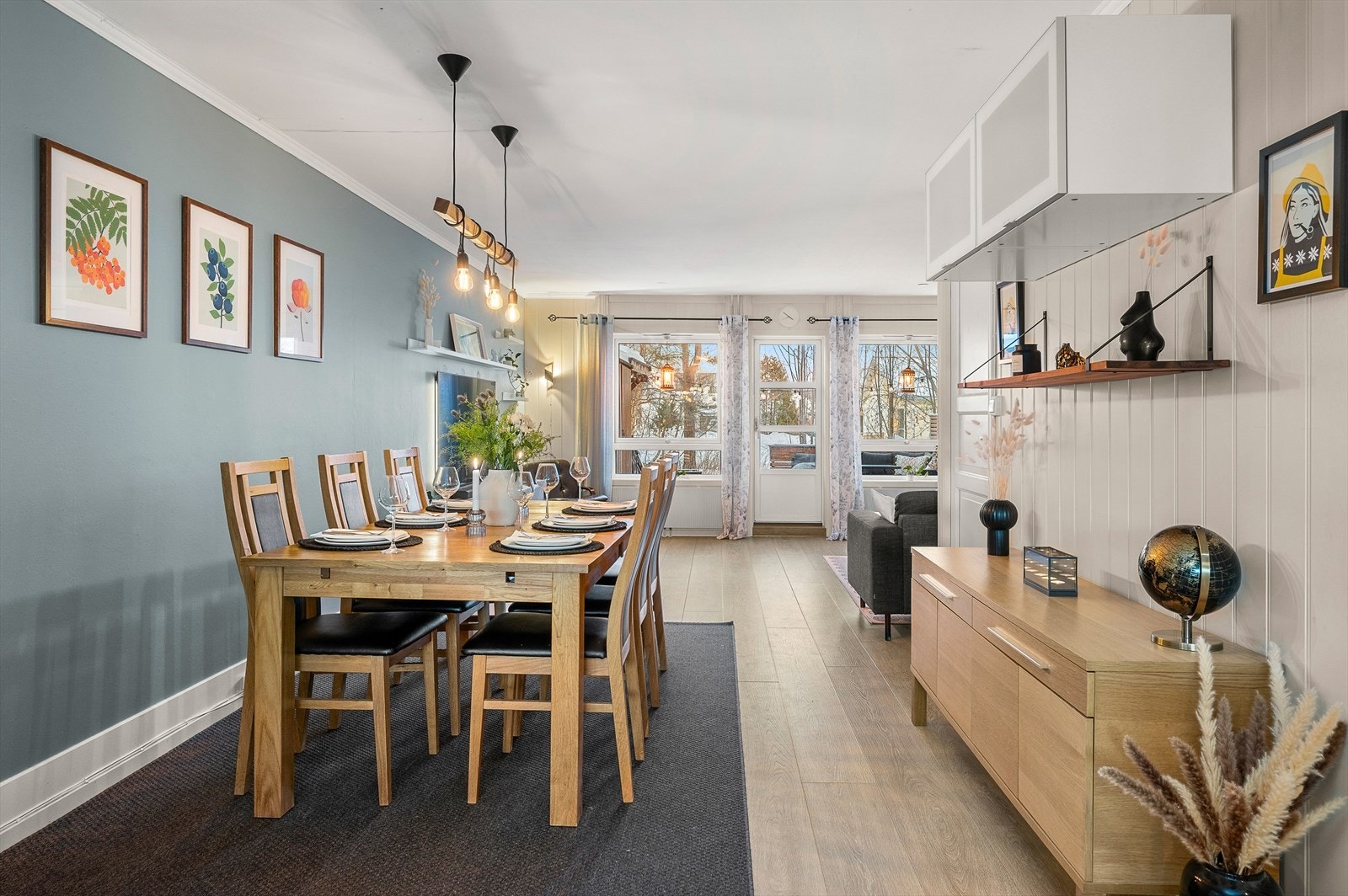 Her er det god plass for hele storfamilien rundt middagsbordet Galleribilde