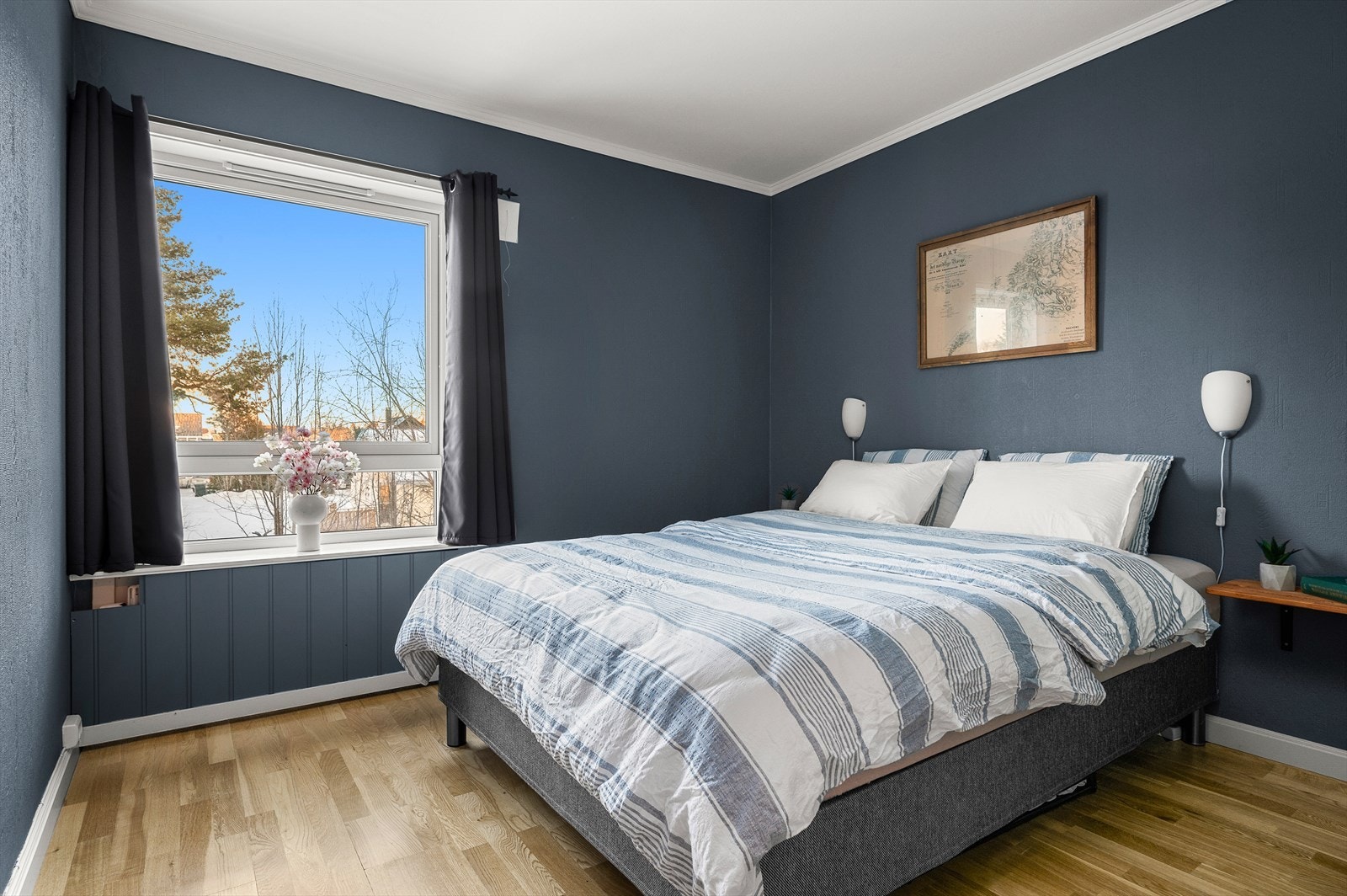 Alle soverom er av god størrelse og malt i moderne farger Galleribilde