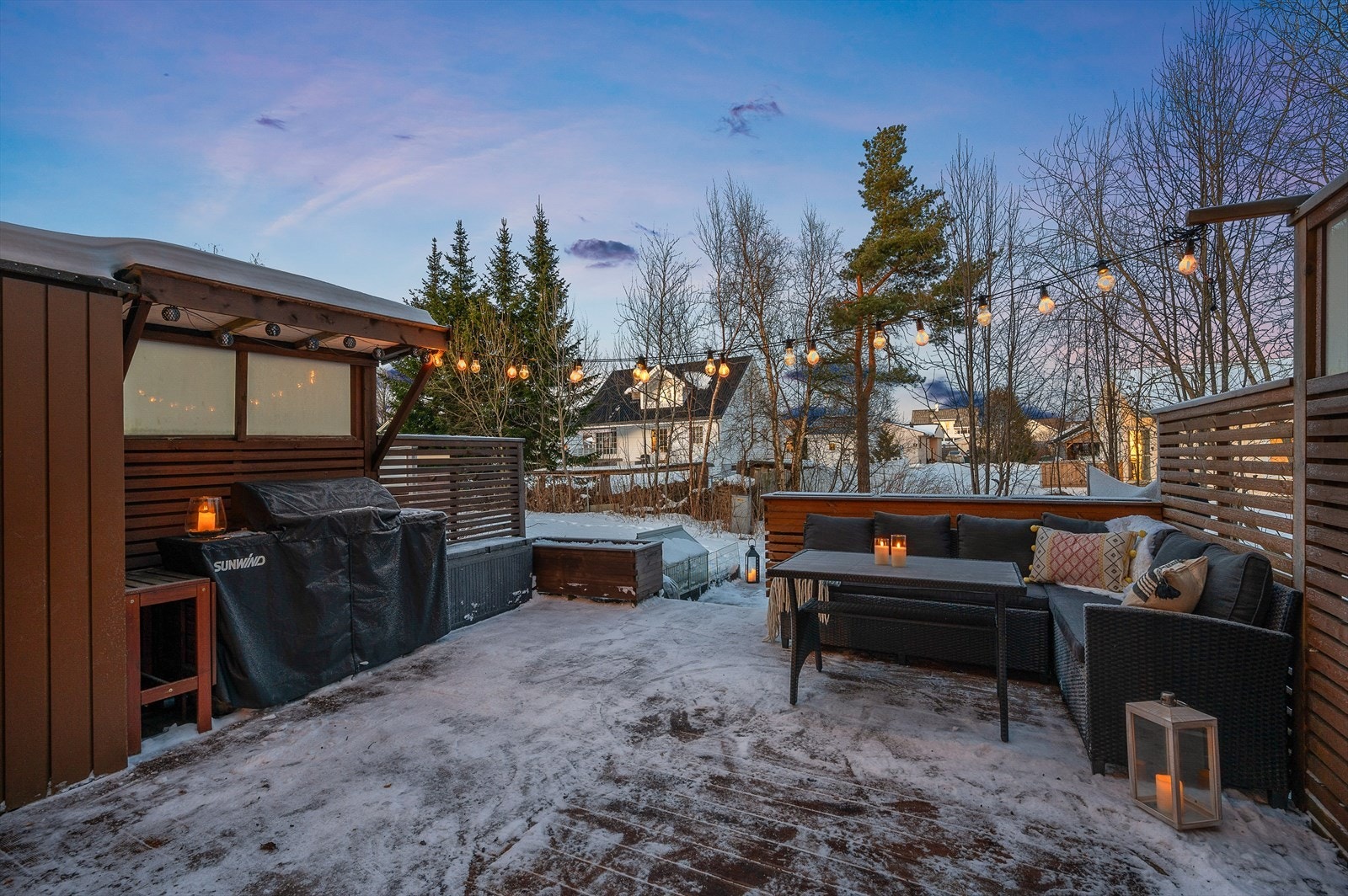 Usjenert uteoråde med utgang fra stue. Terrasse på hele 59m² Galleribilde